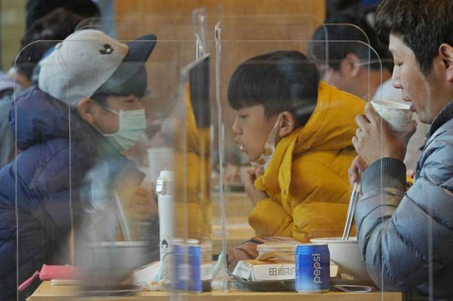 医师谢宗学表示，本土新增的个案及採检阳性率没有大幅增加，表示台湾疫情仍在稳定控制中，但连假结束后2周是观察期。（图／示意图，记者黄子明摄影）