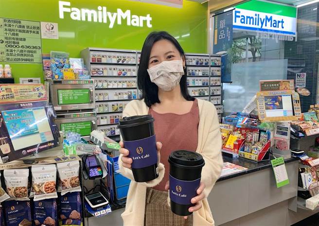 全家今天（7日）推出Let’s Café经典特浓美式、特浓拿铁买1送1，限全家App购入。(图/全家提供)