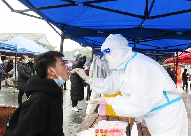 广西百色市疫情扩大。图为该市居民接受核酸检测。（中新社）