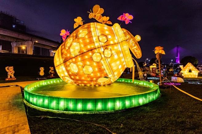 小熊甜蜜森林灯区。（新北市政府民政局提供）