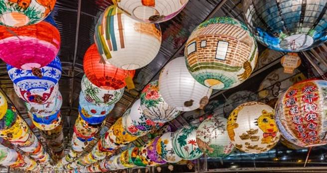 彩绘灯廊。（新北市政府民政局提供）