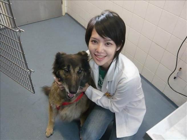「兽医乃」刘乃洁毕业后就前往英国剑桥大学留学，取得剑桥大学兽医硕士及博士学位。(翻摄自 刘乃洁脸书)