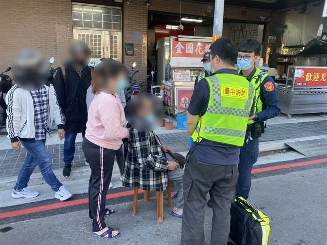 81岁刘姓老翁打完疫苗追加剂后过马路时头晕不慎跌倒，和他素不相识骑士及店家，见状立即拥上前将他搀扶至路旁，并通报警消到场协助。（台中市第三分局提供／冯惠宜台中传真）
