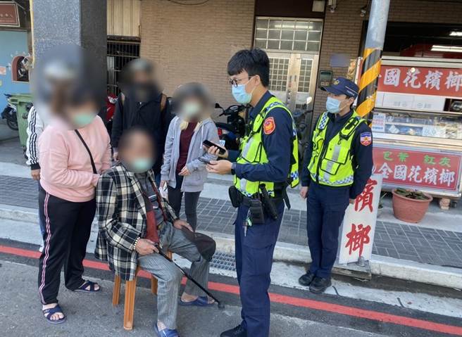 81岁刘姓老翁打完疫苗追加剂后过马路时头晕不慎跌倒，和他素不相识骑士及店家，见状立即拥上前将他搀扶至路旁，并通报警消到场协助。（台中市第三分局提供／冯惠宜台中传真）