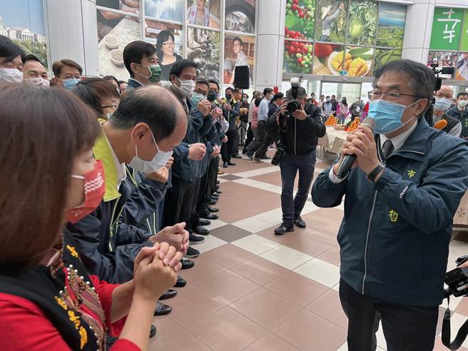 台南市长黄伟哲与市府员工相互拜年。（洪荣志摄）