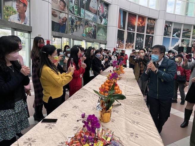 台南市长黄伟哲与市府员工相互拜年。（洪荣志摄）