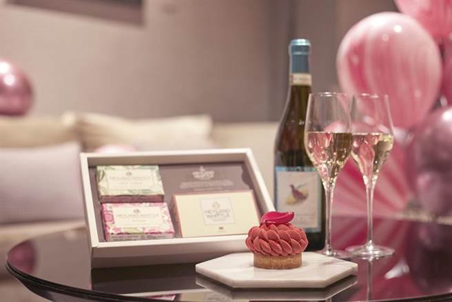 台北寒舍艾美酒店抢情人节商机，除有情人蛋糕，并有「怦然艾恋」粉红浪漫住房专案。（图／台北寒舍艾美酒店）　

★中时新闻网关心您：喝酒过量，有碍健康！
★中时新闻网提醒您：酒后不开车，安全有保障
