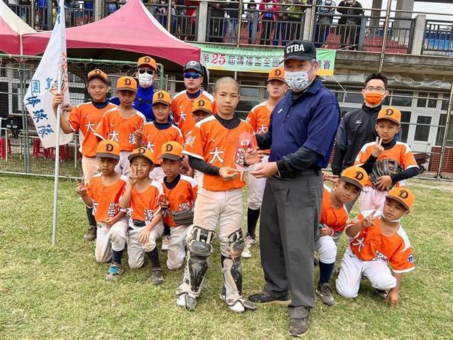 图为第25届传福杯全国青少棒锦标赛上月在台东县热闹开打，由仅12名球员的台东大溪国小夺下软式组冠军。（资料照／台东县府提供）
