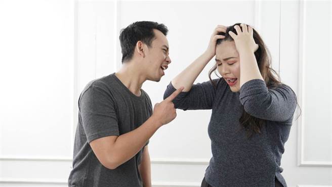 恐怖情人不一定会打人 这些「隐藏讯息」都不妙！(示意图/Shutterstock)