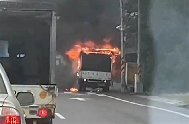 台东太麻里段小货车火烧，无人伤亡。（民眾提供）