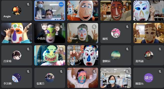 亲子们参加异国文化体验营队，线上展示各自的手作作品。（新北市教育局提供）