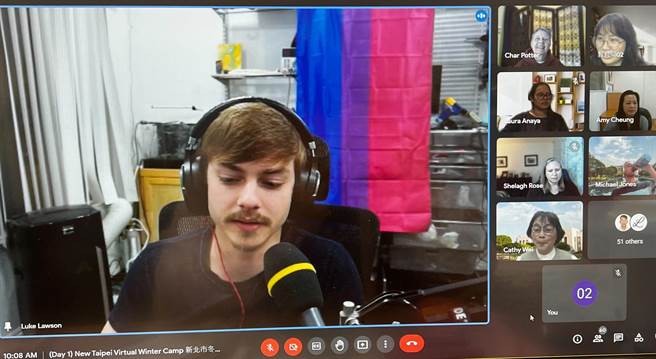 新北与美国加州喜瑞都学院合作线上英语营，美国讲师与学员自我介绍。（新北市教育局提供）