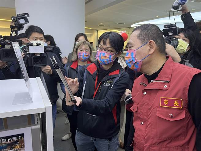 新北市長侯友宜今視察新北市立圖書館防疫措施。（王揚傑攝）
