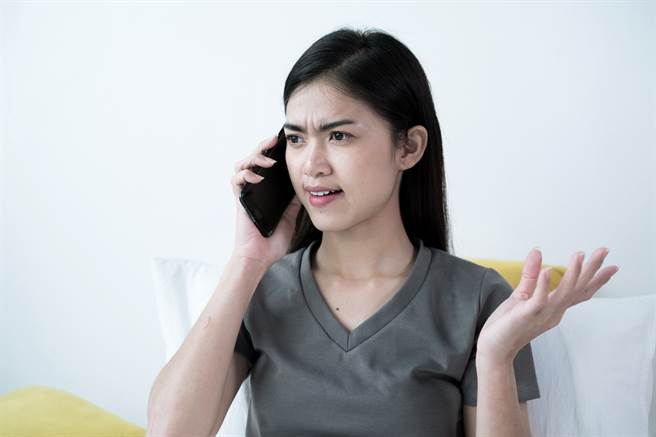 人妻今年包给公婆1人1万，之后却遭大姑打来骂人「为什么包这么多，让我很难看」，原来大姑先前不断嚣张喊话会包6千，最后婆婆才告知大姑有人包1万。（示意图/Shutterstock提供）