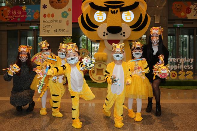 新北金虎爷小提灯亮相 2月11日发送。（新北市民政局提供）