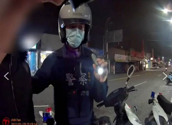 警方拦查越南籍逃逸移工豆姓男子时，发现豆男丢出一团卫生纸，内藏毒品残渣夹链袋。（翻摄照片／石秀华高雄传真）