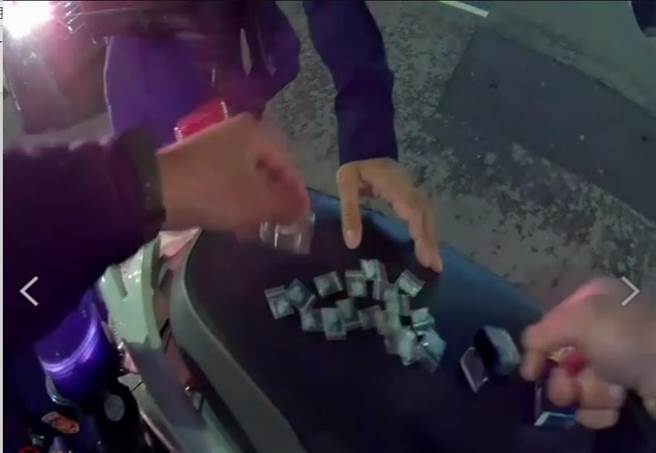 警方在豆男身上搜出17包装有8.36公克的安非他命毒品夹链袋。（翻摄照片／石秀华高雄传真）