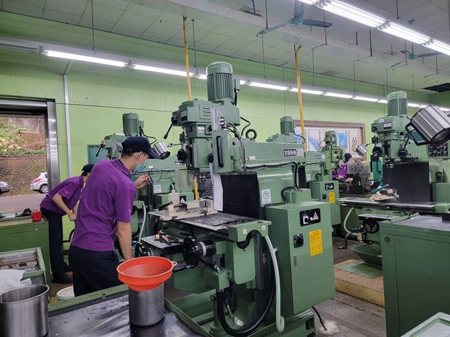 劳动部劳动力发展署中彰投分署台中训练场今年度开办超过80门在职进修训练，训练课程多元丰富，可供在职劳工选择。（劳动部劳动力发展署中彰投分署提供／卢金足台中传真）