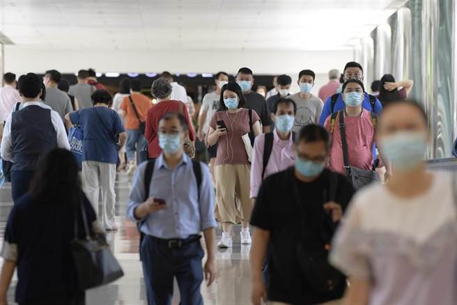 香港疫情失控，连续三天单日新增确诊破300病例，今再传出6日再增614例确诊个案，初步确诊暂占300多例。（香港中通社）