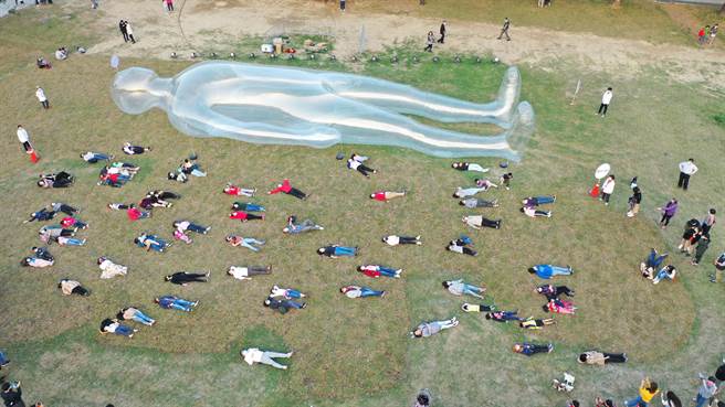 高市府规画每天傍晚5时30分在童趣光乐园草地举办快闪活动，揪民眾与《空气人》一起躺平在草地放空。（高市观光局提供／柯宗纬高雄传真）