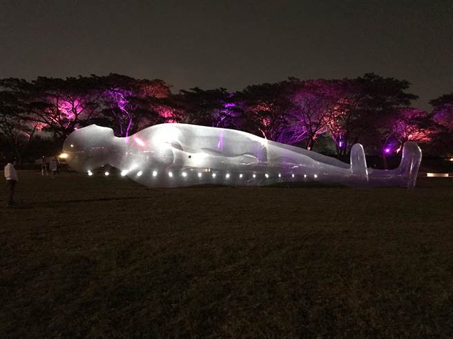 夜间版的空气人，在灯光照射下，别有风貌。（高市观光局提供／柯宗纬高雄传真）