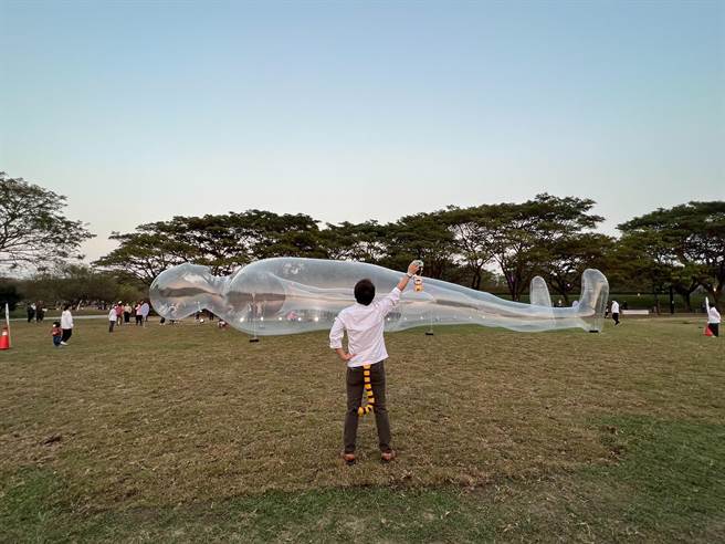 2月6日年假的最后一天，知名旅游作家谢哲青也到卫武营参加空气人快闪活动。（高市观光局提供／柯宗纬高雄传真）