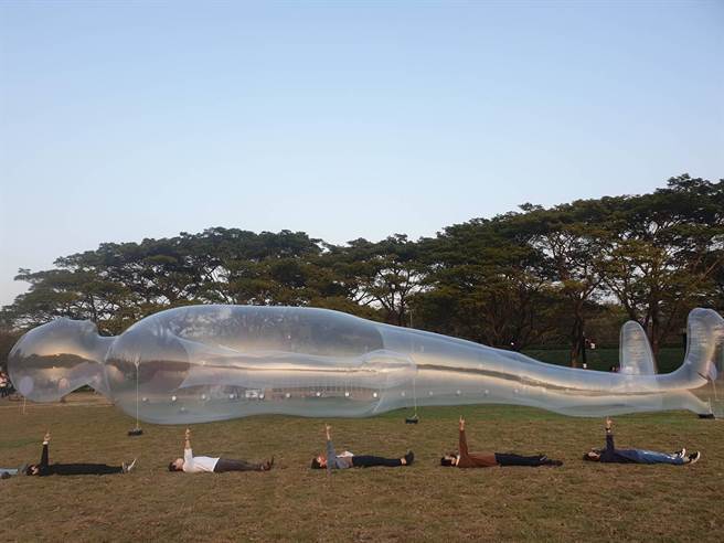 高市府规画每天傍晚5时30分在童趣光乐园草地举办快闪活动，揪民眾与《空气人》一起躺平在草地放空。（高市观光局提供／柯宗纬高雄传真）