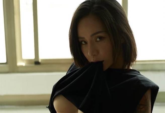 梁云菲日前才晒出全裸照，没想到不久后就感到身体不适。（图／IG@nanaliangbadgal）
