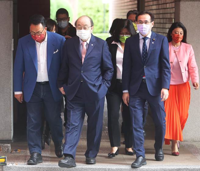 立法院7日为第10届第5会期立委集中报到日，民进党立法院党团总召柯建铭(中)率党籍立委报到，他强调修宪最快月底或下月初在院会表决，针对近期政府拟开放日本福岛食品，国民党可能为此杯葛修宪，他表示宪政时刻缺席会被歷史鞭尸。（季志翔摄）