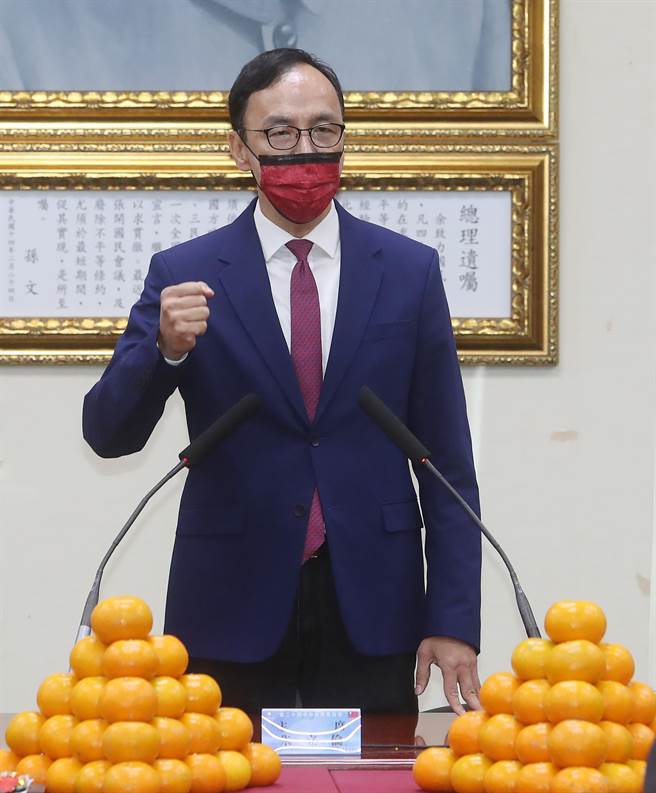 國民黨7日舉行新春團拜，黨主席朱立倫（見圖）受訪時表示，新春的期待是國民黨團結勝選，今年是團結戰鬥年，國民黨上下一心、團結一致，沒有任何同志可以自外於這個團體，我們大家必須團結在一起，除了國民黨，也呼籲所有在野的力量，大家可以團結在一起，共同面對強勢鴨霸的民進黨，只有團結我們才能夠一起勝選。（劉宗龍攝）