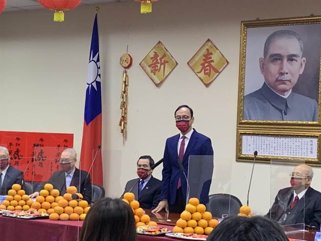 馬英九（左三）出席國民黨新春團拜。（張薷攝）