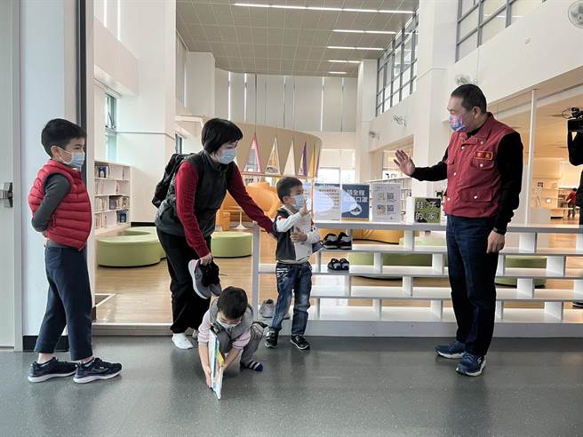 新北市長侯友宜今視察新北市立圖書館防疫措施，親切與來借書的親子打招呼。（王揚傑攝）
