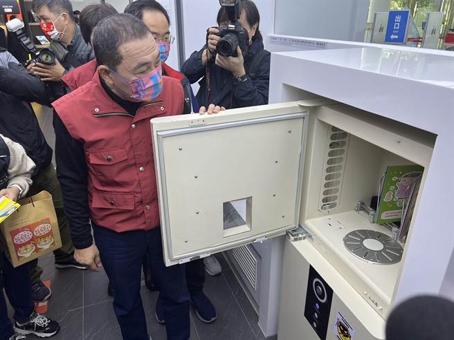 新北市長侯友宜今視察新北市立圖書館防疫措施。（王揚傑攝）