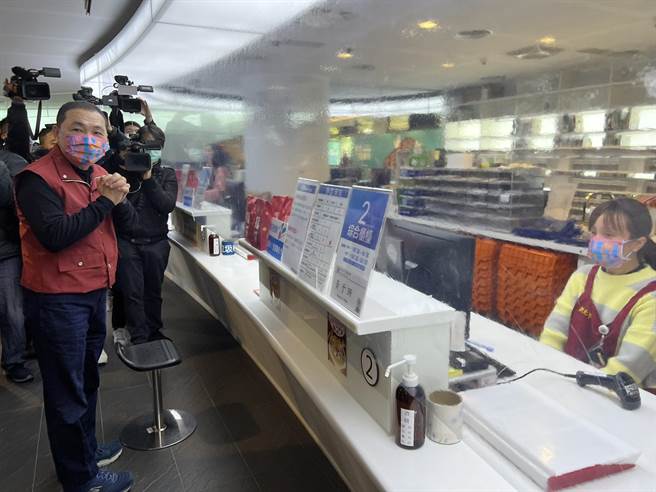 新北市長侯友宜今視察新北市立圖書館防疫措施。（王揚傑攝）