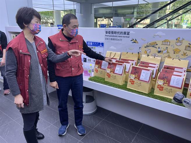 新北市長侯友宜今視察新北市立圖書館防疫措施。（王揚傑攝）