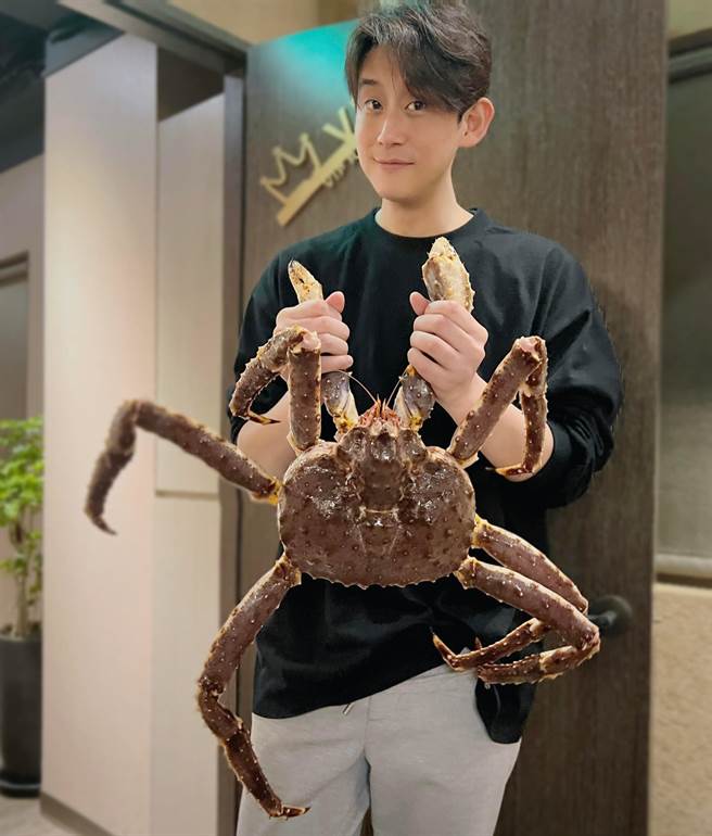 陈乃荣吃帝王蟹养精蓄锐。（相信音乐提供）