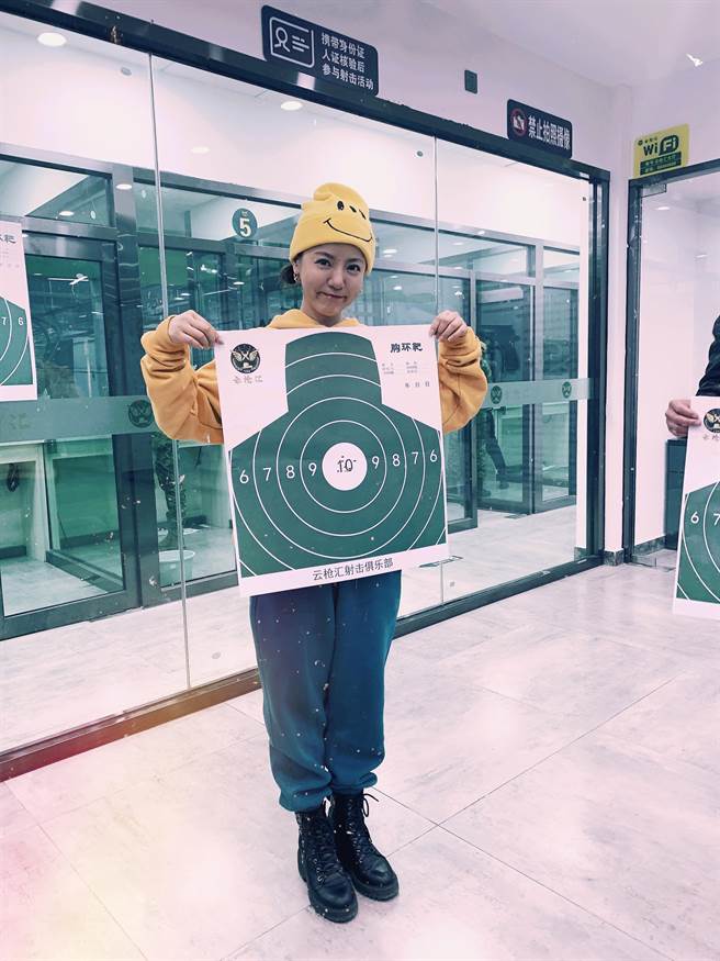 丁噹射击几乎发发正中靶心。（相信音乐提供）
