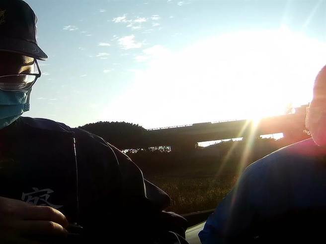 儿深夜外出找茶，弃没油车徒步走12公里从大园到桃园，母报案协寻手机却在儿身上，桃警费一番工夫助母子团圆。(翻摄照片／蔡依珍桃园传真)