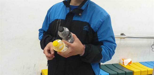 儿深夜外出找茶，弃没油车徒步走12公里从大园到桃园，母报案协寻手机却在儿身上，桃警费一番工夫助母子团圆。(翻摄照片／蔡依珍桃园传真)