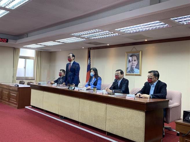 國民黨主席朱立倫今午到立法院拜會國民黨團。（張薷攝）