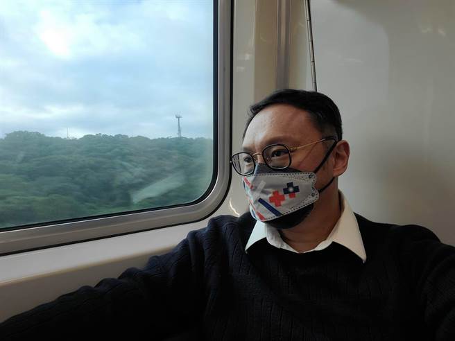 國民黨文傳會前副主委鄭照新，分享搭高鐵時見到的暖心一幕。（圖為過去鄭照新搭高鐵示意圖／摘自鄭照新臉書）