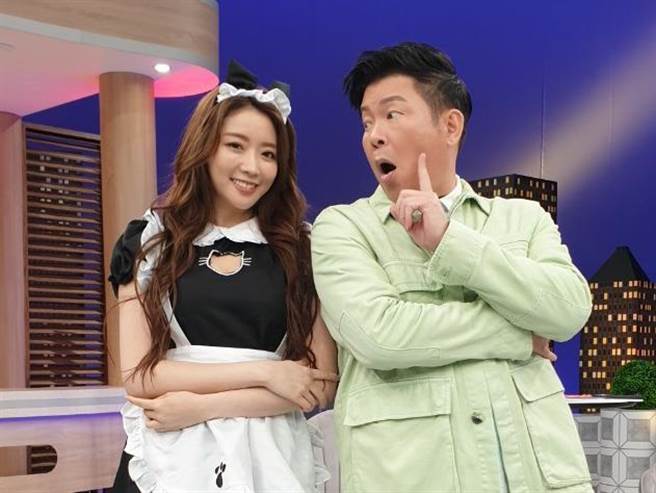 成语荞穿女仆装重现如何挽回男友的心，右为主持人曾国城。（卫视中文台提供）