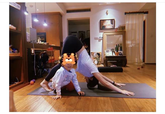 陈妍希一个扭身动作，让她蛮腰若隐若现。（图／取材自陈妍希小红书）