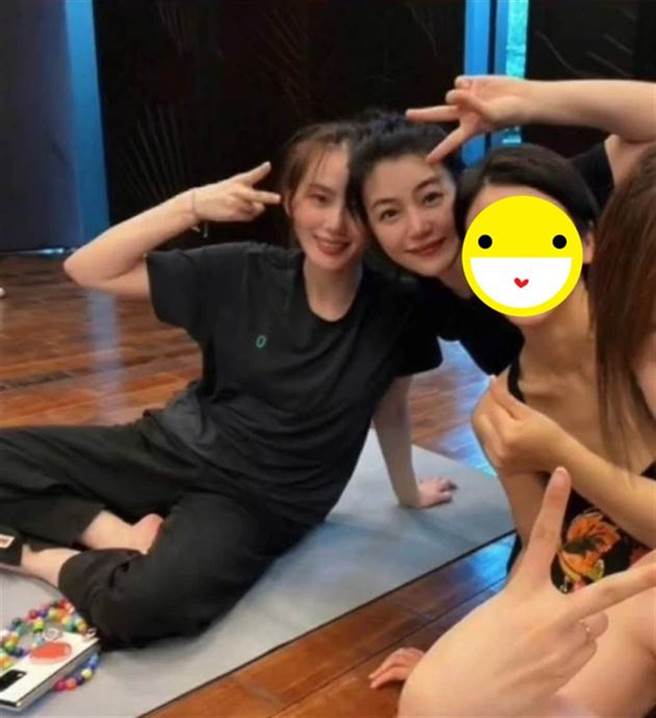 陈妍希、刘诗诗练瑜珈照曝光，两女神罕见同框美翻。（图／取材自新浪娱乐）