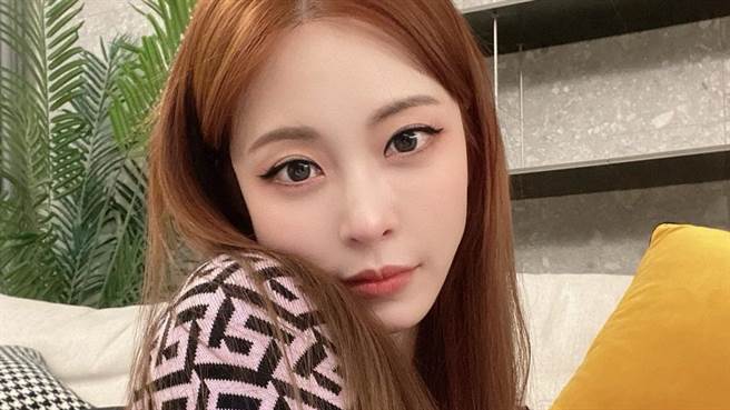 韩艺瑟近日晒出穿搭照，大方秀出火辣身材。（图／IG@han_ye_seul_）