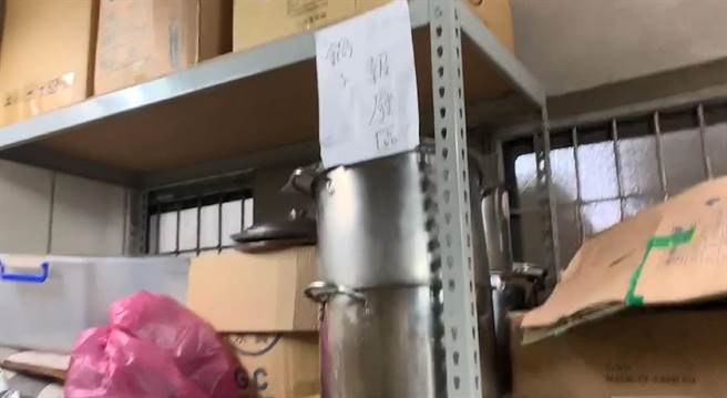 连锁饮料店员工用铁锅煮球鞋，云林县政府卫生局前往稽查。（民眾提供／张朝欣云林传真）