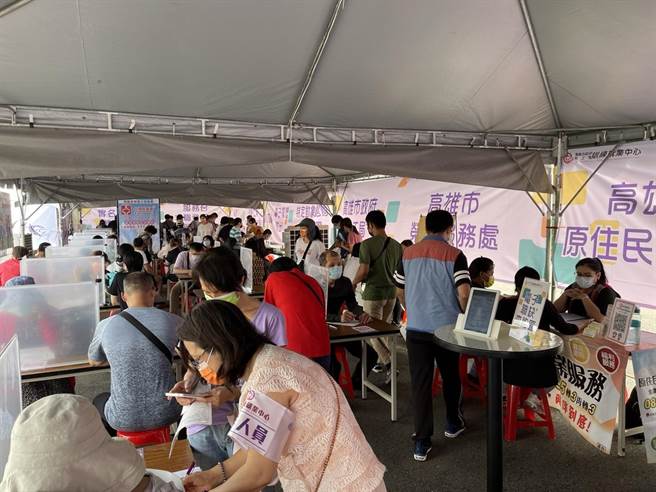 高雄市劳工局办理求职、求才活动，维持求职者就业机会及意愿。（高市劳工局提供／石秀华高雄传真）