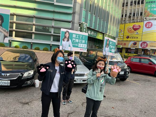 台中市议员张家铵(左起)带领民进党市议员拟参选人林佳仪路口拜票。(林欣仪翻摄)