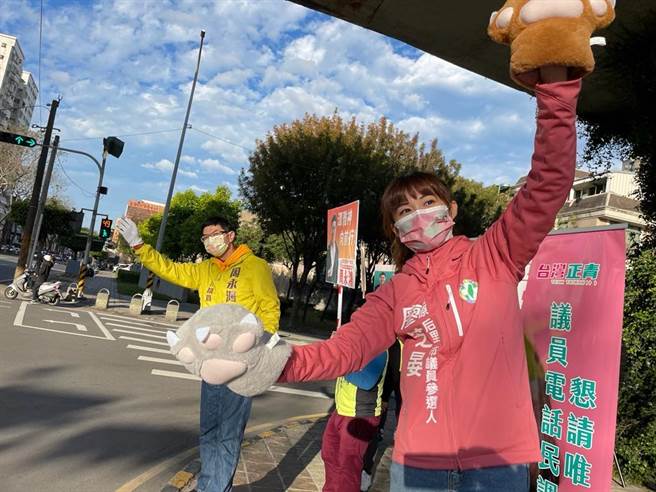 台中市议员周永鸿(左起)带领民进党市议员拟参选人廖芝晏路口拜票。(林欣仪翻摄)