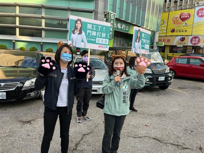 市议员参选人林佳仪7日一早站路口拉票，希望加深选民印象。(林佳仪提供)